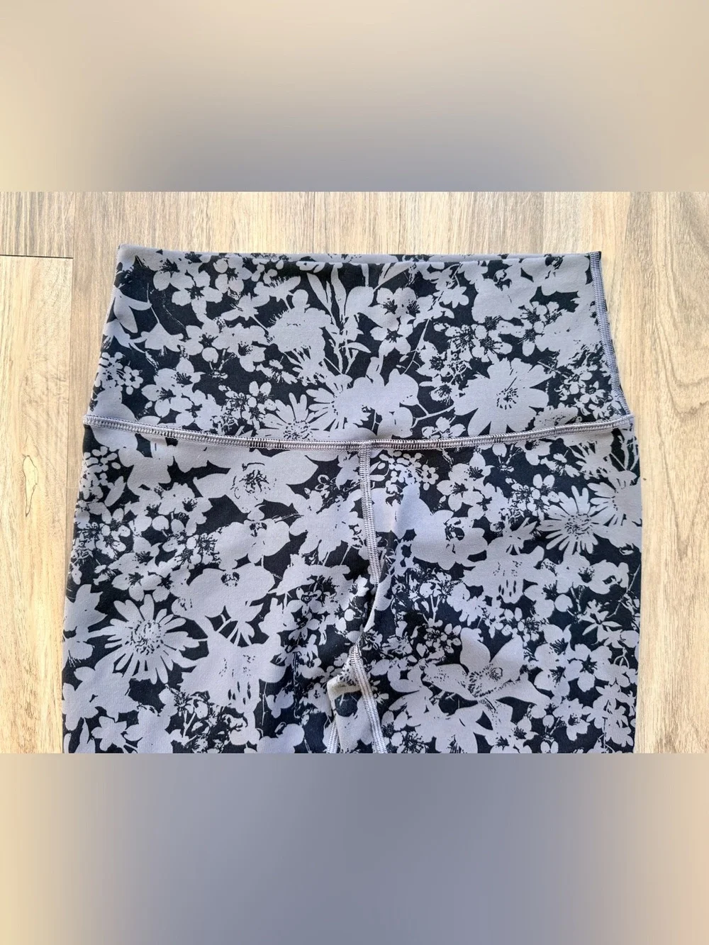 Lululemon Black & Gray Floral Leggings Size 8 - Picture 2 of 6